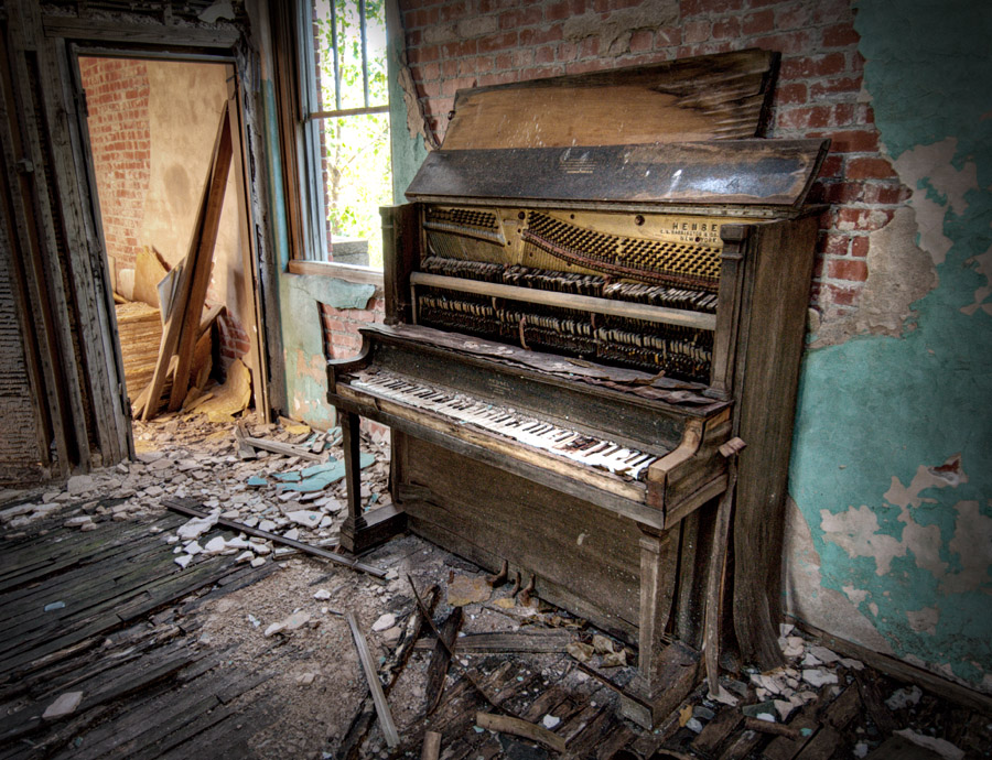 Piano at Bushong